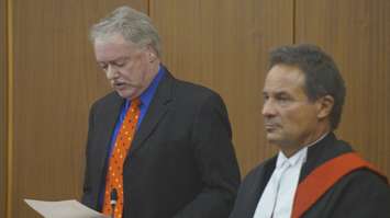 Sarnia Mayor Mike Bradley reads the oath of office to Justice Paul Kowalyshyn at the inaugural meeting for the 2022-2026 term. November 15, 2022 Photo by Melanie Irwin
