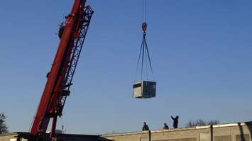 An HVAC system being lifted onto the roof of Pathways Health Centre for Children. 21 December 2022. Photo by Blackburn Media.  