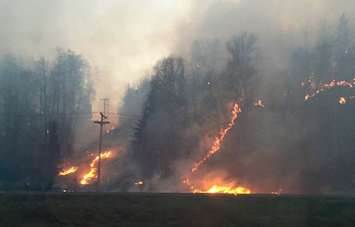 Forest fire forcing Fort McMurray residents to evacuate, May 4, 2016. (Photo by Laura Niven)