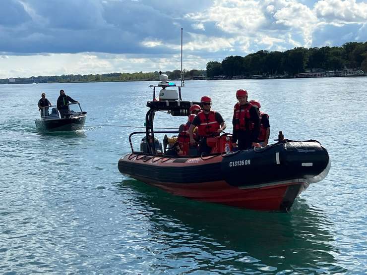 Members of PointSAR Marine Rescue assist a local boater. Image courtesy of Greg Grimes.