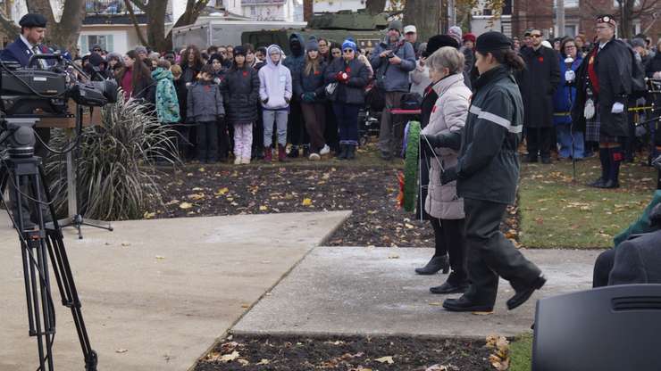 Silver Cross Mother Pat Poland placed the first wreath at the Sarnia cenotaph. November 11, 2025. (Photo by Natalia Vega)