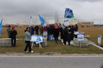OPSEU Local 135 workers rally outside of Windsors South West Detention Centre, December 18, 2014. (photo by Mike Vlasveld)