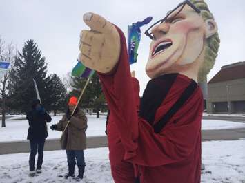 OPSEU members rally outside of the courthouse in Chatham on January 23, 2015. (Photo by Ricardo Veneza)