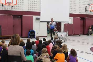 Joe Roberts speaking to students at Queen Elizabeth II Public School. November 28, 2016. (Photo by Natalia Vega)