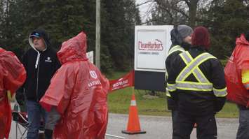 Striking Clean Harbors employees picketing outside the company's Corunna site.  25 November 2021.  (SarniaNewsToday.ca photo)