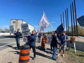 Steel workers rally at E.C. Row and Banwell Road, October 10, 2025. (Photo by Maureen Revait) 