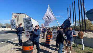 Steel workers rally at E.C. Row and Banwell Road, October 10, 2025. (Photo by Maureen Revait) 