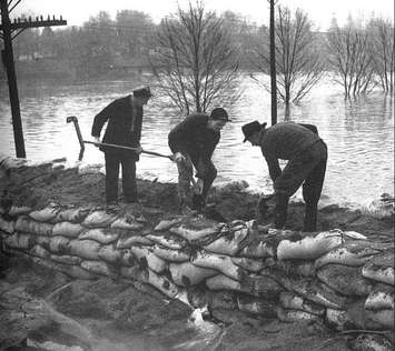 Men work to keep the flood waters of the flood of 1937 from spreading further into London. Photo courtesy of the Upper Thames River Conservation Authority.