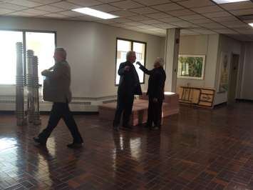 Mayor Ron McDermott and Councillor Larry Snively argue at the Essex council meeting on October 5, 2015. (Photo by Ricardo Veneza)
