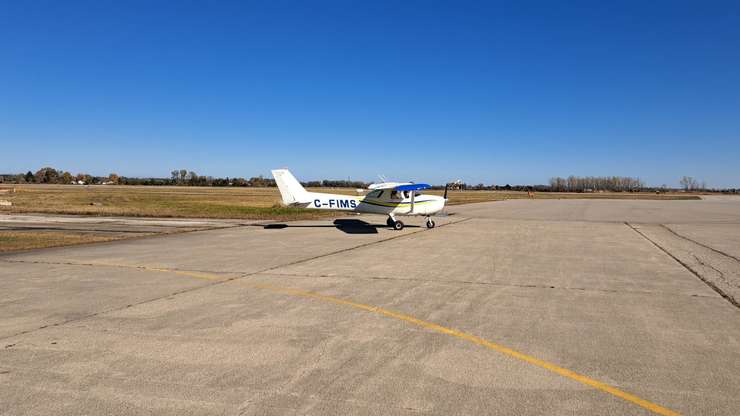 Lincoln and Doug Preiss moving toward the runway in a single-engine aircraft at Sarnia Chris Hadfield Airport. October 27, 2025. (Photo by Natalia Vega) 