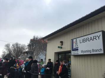 Those in attendance stand outside in the cold weather awaiting the arrival of Ollie. February 2, 2018. (Photo by Colin Gowdy, Blackburn News)