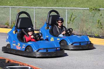 Colin O’Neil passes his dad Scott on the inside lane. (Photo by Bob Wickett)