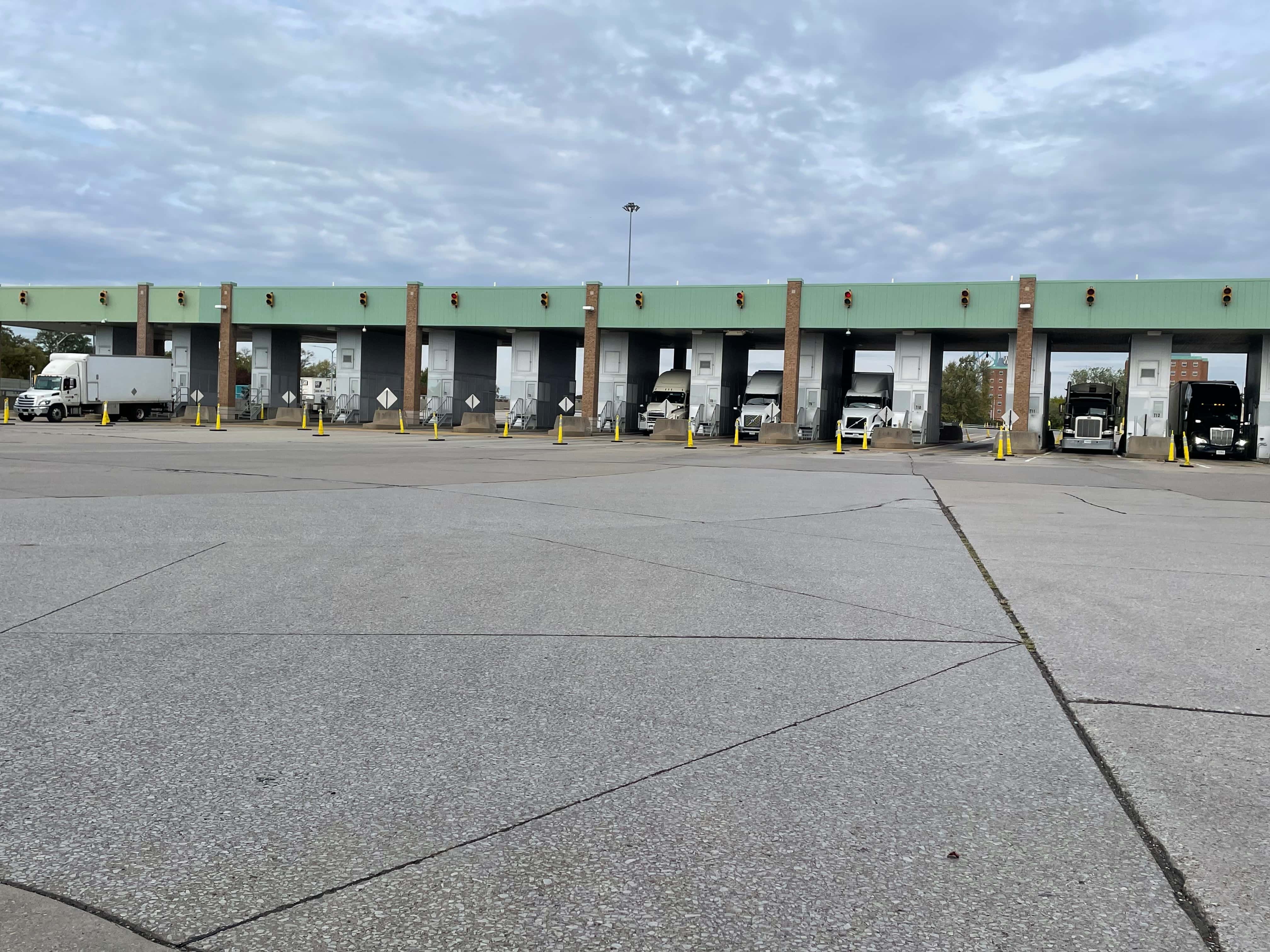Windsor border convoy leads to police warning