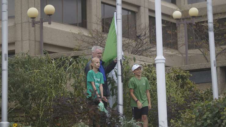 Sarnia Mayor Mike Bradley with local students during the Franco-Ontarian Day flag raising ceremony. September 25, 2024. (Photo by Natalia Vega) 