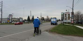 Joe Roberts walking into Chatham, pushing a shopping cart in his Push for Change campaign. November 28, 2016. (Photo by Natalia Vega)