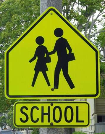 School crossing (© Can Stock Photo / PaladinSoCa)l