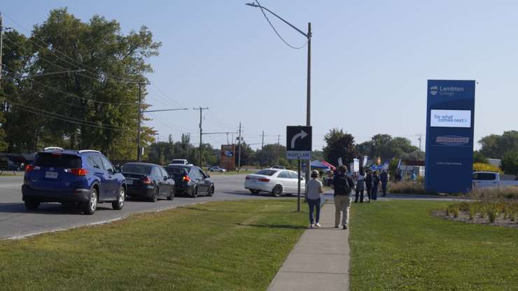 Vehicles wait on London Road to cross the picket line at Lambton College. September 11, 2025. (Photo by Natalia Vega)