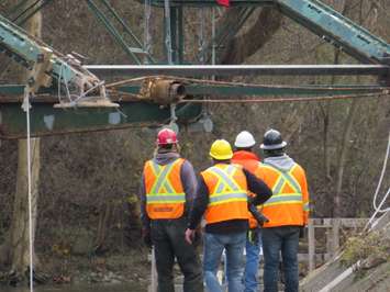 Construction crews work to remove Blackfriars Bridge for rehabilitation, November 27, 2017. (Photo by Miranda Chant, Blackburn News)