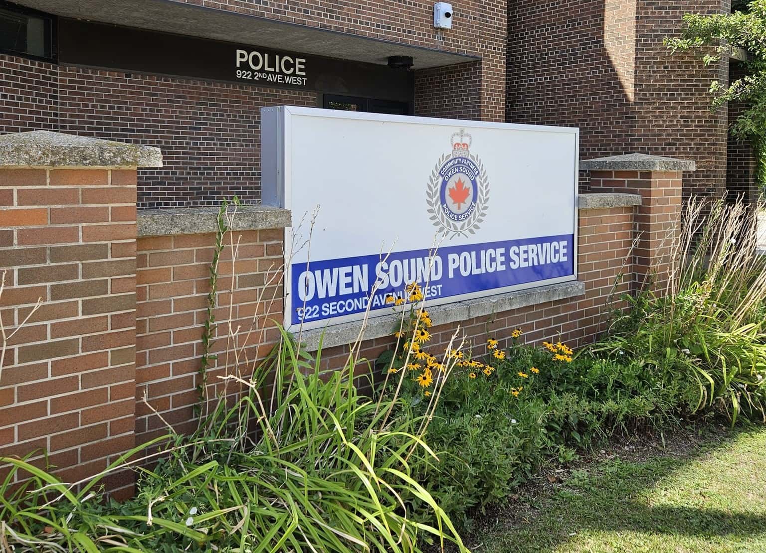 Man on bail accused of crashing into police cruiser, nearly hitting pedestrians
