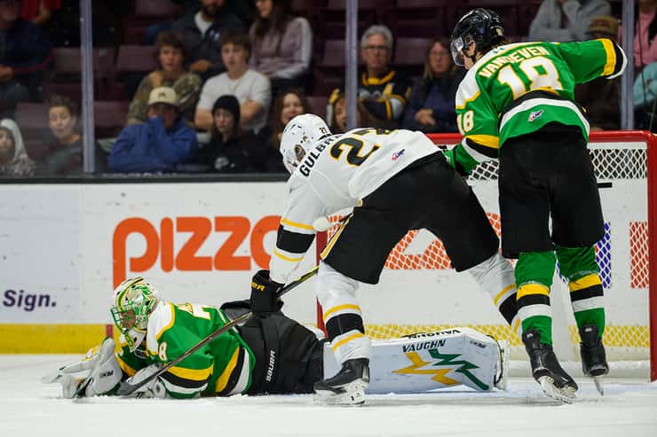 London Knights at Sarnia Sting, October 21, 2026. Photo by Metcalfe Photography. 