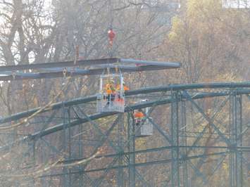 Construction crews work to remove Blackfriars Bridge for rehabilitation, November 27, 2017. (Photo by Miranda Chant, Blackburn News)