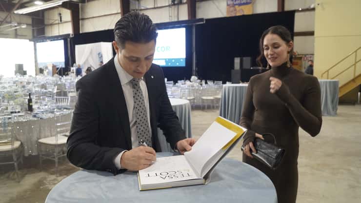 Scott Moir signing book. May 7, 2026. (Photo by Natalia Vega)