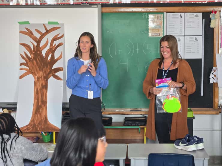 The VON's Brooke Salenbien (L) and Nicole Paquette (R) at Lansdowne Public School for the Great Big Crunch - Mar. 26/26 (Blackburn Media Photo by Josh Boyce)