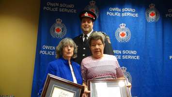 Police Chief Craig Ambrose with Darlyn Gaviller (L) and Linda Williams. (Photo by Kirk Scott)