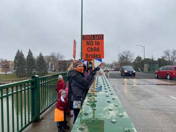 Zonta Club Rally on the Bridge in Chatham on November 25, 2020 (Photo by Allanah Wills)