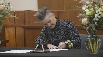 City/County Councillor Chrissy McRoberts signs an oath of office at the inaugural meeting for the 2022-2026 Sarnia council term. November 15, 2022 Photo by Melanie Irwin
