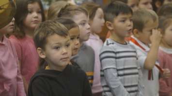 Students from Aamjiwnaang’s Binoojiinyag Kino Maagewgamgoos Early Learning Centre perform the national anthem at the inaugural meeting for the 2022-2026 Sarnia council term. November 15, 2022 Photo by Melanie Irwin