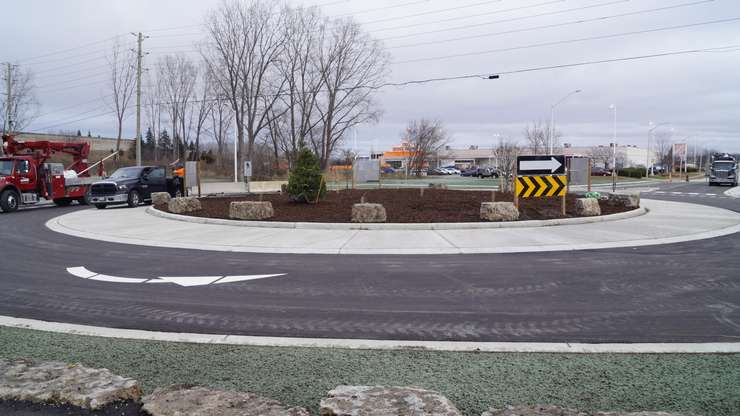 New roundabout in Sarnia, near Home Depot. December 4, 2023 (Photo by Natalia Vega) 