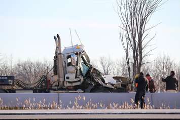Emergency crews discuss removal of damaged transport following Hwy 401 crash at Tilbury Nov. 25, 2015. (Photo by Simon Crouch) 