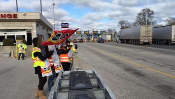 Members of thePSAC Local 501 picket at the Blue Water Bridge Currency Exchange after walking off the job. Monday November 21, 2016 BlackburnNews.com photo by Melanie Irwin