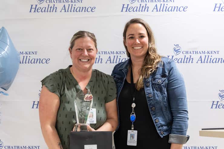 Amie Wright (left), Vicente and Delia Calma Memorial Nursing Excellence Award winner, and Natalie Clark, Chief Nursing Executive (right) (Image courtesy of Chatham-Kent Health Alliance)