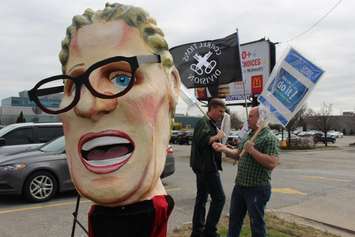 OPSEU members hold a rally on Dougall Ave. in Windsor, April 16, 2015. (Photo by Mike Vlasveld)