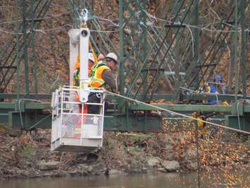 Construction workers use torches to cut Blackfriars Bridge in two, November 27, 2017. (Photo by Miranda Chant, Blackburn News)