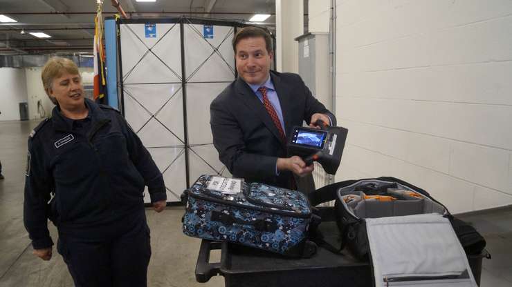 Minister Marco Mendicino tests out CBSA x-ray equipment. January 17, 2023. (Photo by Natalia Vega)