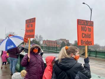 Zonta Club Rally on the Bridge in Chatham on November 25, 2020 (Photo by Allanah Wills)