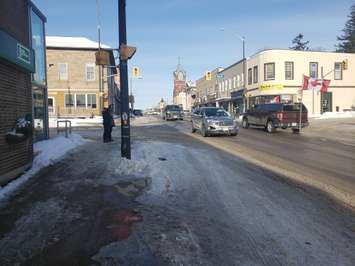 An anti-mandate convoy moving on the main street of Wingham on February 5, 2022. (Blackburnmedia.ca image)