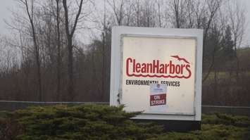 Unifor employees at Clean Harbors' Corunna site on strike.  25 November 2021.  (SarniaNewsToday.ca photo)