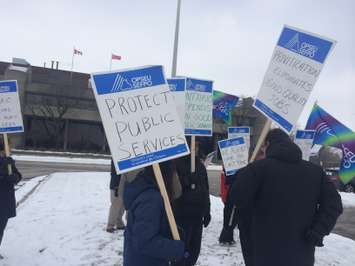 OPSEU members rally outside of the courthouse in Chatham on January 23, 2015. (Photo by Ricardo Veneza)