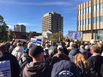 A Large Crowd At A Rally In Support Of Mayor Mike Bradley (Blackburnnews.com Photo By Melanie Irwin)

