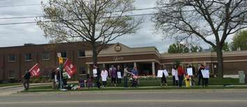 Workers at Vision Nursing Home set up information pickets at the home at Brock St. and Wellington St. May 10, 2017 (Photo by Melanie Irwin)
