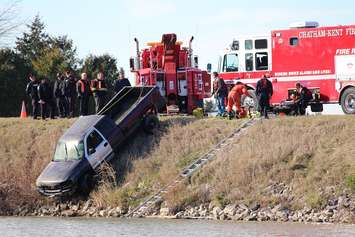 Chatham-Kent emergency personnel remove a stolen truck from the Thames River November 30, 2015. (Photo by Simon Crouch) 