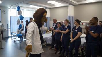 Lambton College mascot gives students 'high-fives'. May 9, 2023. (Photo by Natalia Vega.)