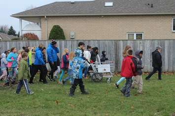 Joe Roberts walking with students at Queen Elizabeth II Public School. November 28, 2016. (Photo by Natalia Vega)