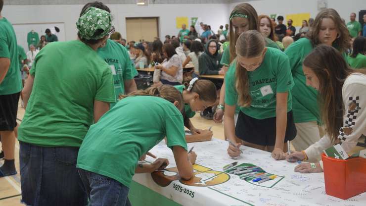 Students signing a banner for Franco-Ontarian Day in Sarnia on September 25, 2025 (Photo by: Lindsay Newman/ Blackburn Media)