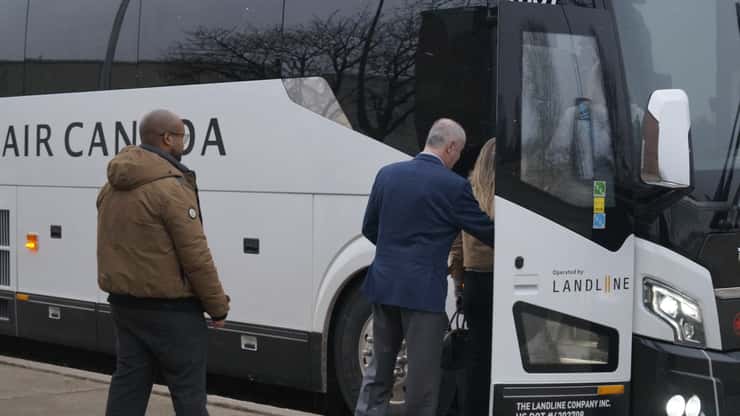 Local dignitaries board the Air Canada motorcoach. March 13, 2026. (Photo by Natalia Vega)