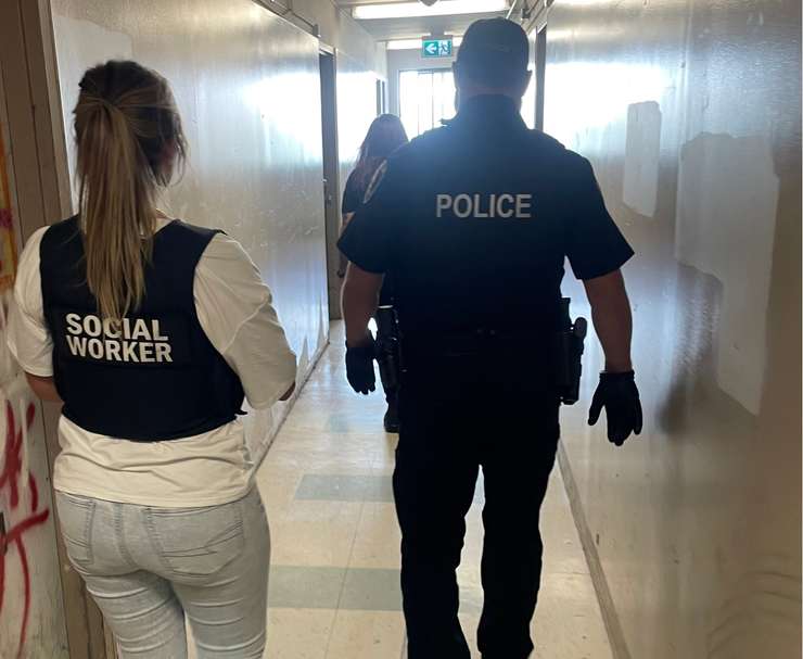 A Windsor police officer and social worker an apartment building on Glengarry Avenue. Photo courtesy Windsor Police Service/X.